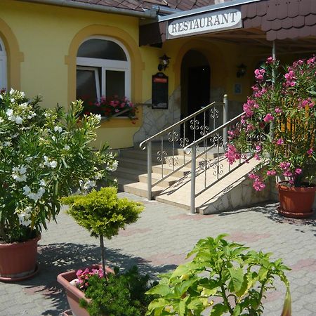 Patyi Etterem Es Hotel Богота Экстерьер фото